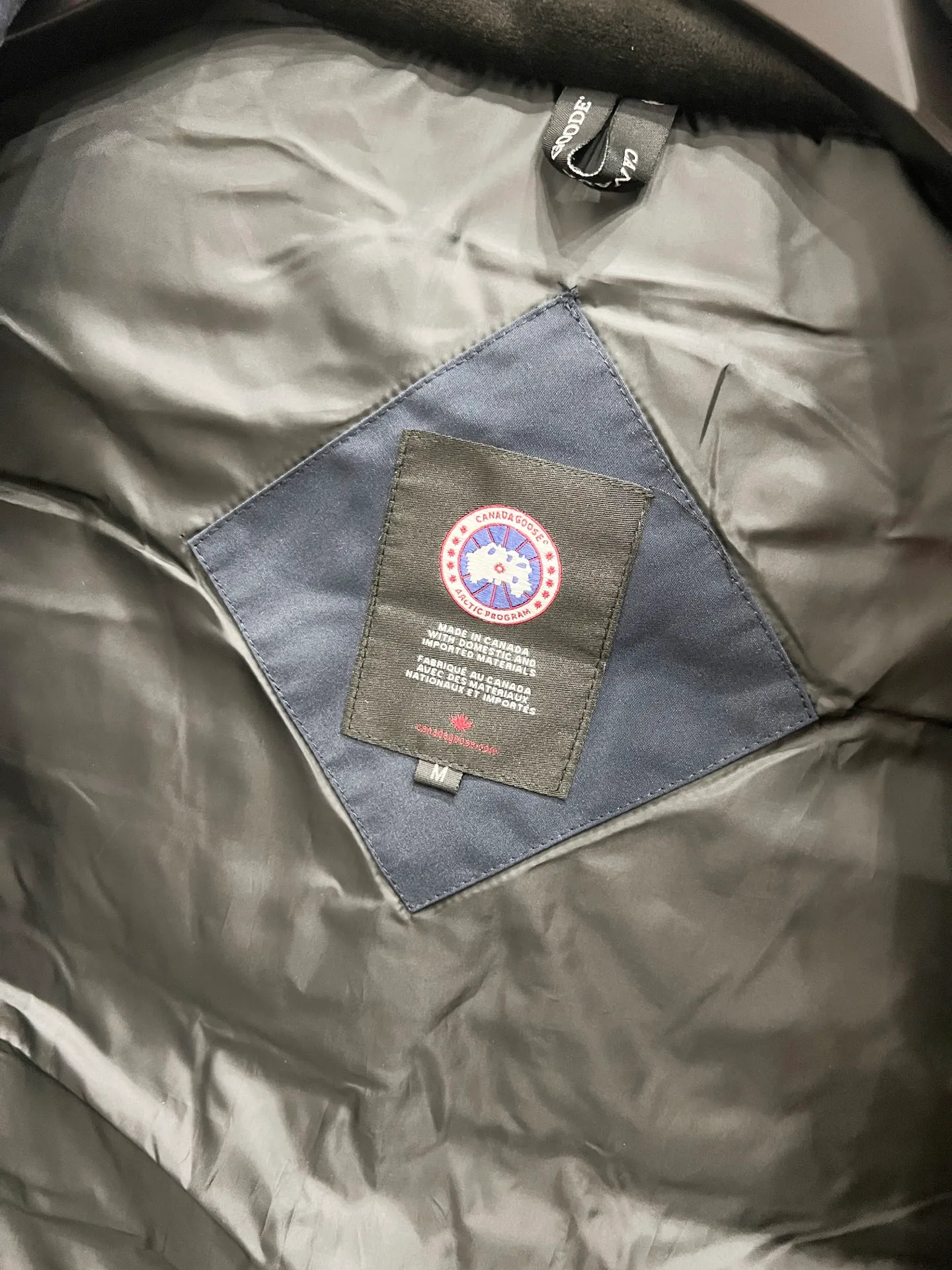 P330 model number: YC27 Canada goose/Canada Goose 4154M Freestyle Crew down vest, using international 50 down, genuine original clothing, pay attention to the version, YKK double zipper, velvet on the back collar, more warm, zippered hidden pocket on the inside, genuine mesh pockets on the inside, you need to compare with the genuine product at any time, the accessories are all original factory custom-made, the fabric is molded and customized according to the authentic original version It can be restored by kneading it at will (fabric interpretation: the harder the fabric, the better the waterproof performance. Only those who buy the latest authentic version this year will notice the softness and comfort of the fabric. Soft fabrics are waterproof and have memory rebound function, which is the authentic fabric). The down is synchronized with genuine white duck down, fluffy and not clumps. The original version of Big Goose is white duck down. It is not the goose down boasted by the world's random copywriting. It can be verified through any official channel. Customized authentic YKK double zipper military-grade copper core zipper puller. High hardness and no jamming. The original smoothness is restored. The workmanship and wiring are all controlled by workers with more than ten years of service. They must be horizontal and vertical. No crookedness. The inner wiring density is more sophisticated. Feel free to compare. Big goose label. Collar label. Washed label. Hangtag. Zipper rope. Pocket label. Collar velvet. Buttons. All details are updated simultaneously with the original version. The best version. A fighter in a world-famous vest. Compare to the entire network. Color: Black White Navy Blue Gray Gray Gray Label Size: S-XXL
